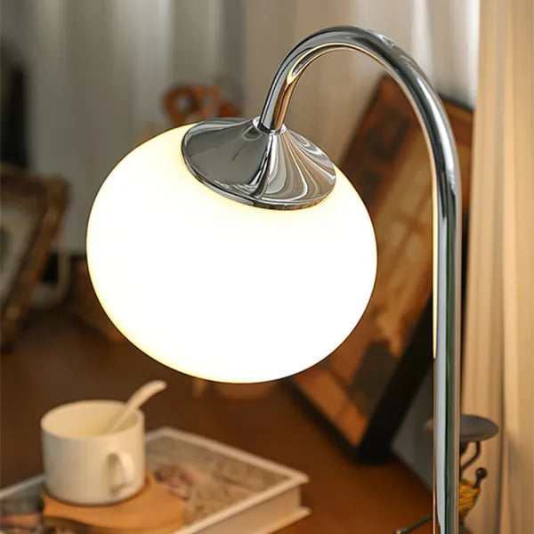 Skumfidus bordlampe i metal og glas