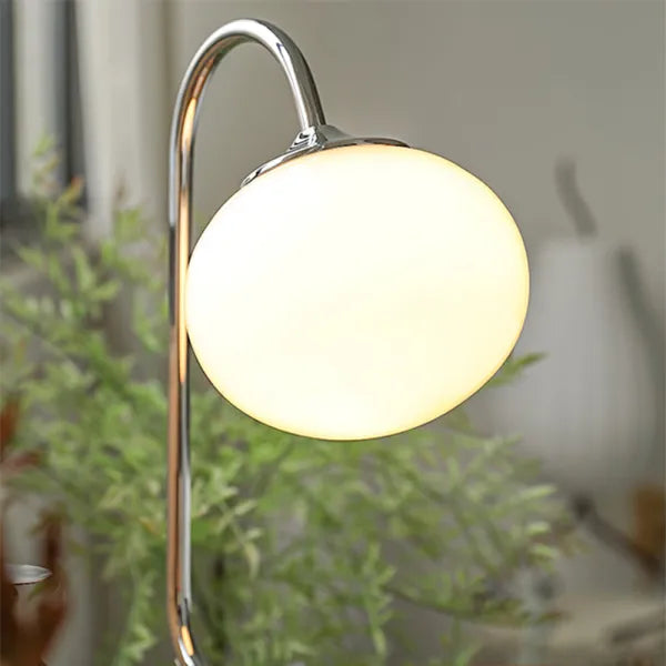 Skumfidus bordlampe i metal og glas