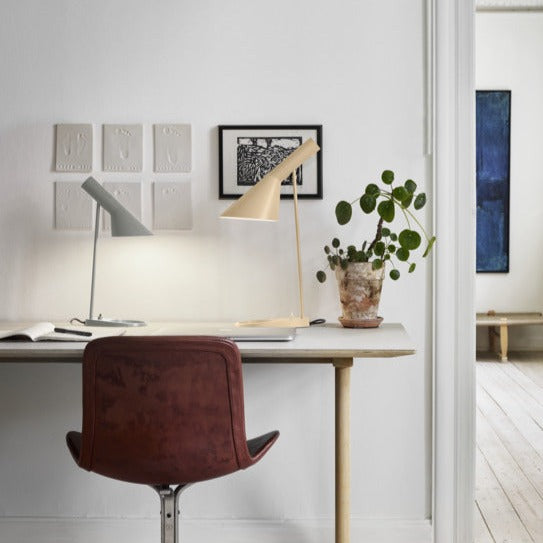 AJ Mini bordlampe Warm Grey – Klassisk design af Arne Jacobsen