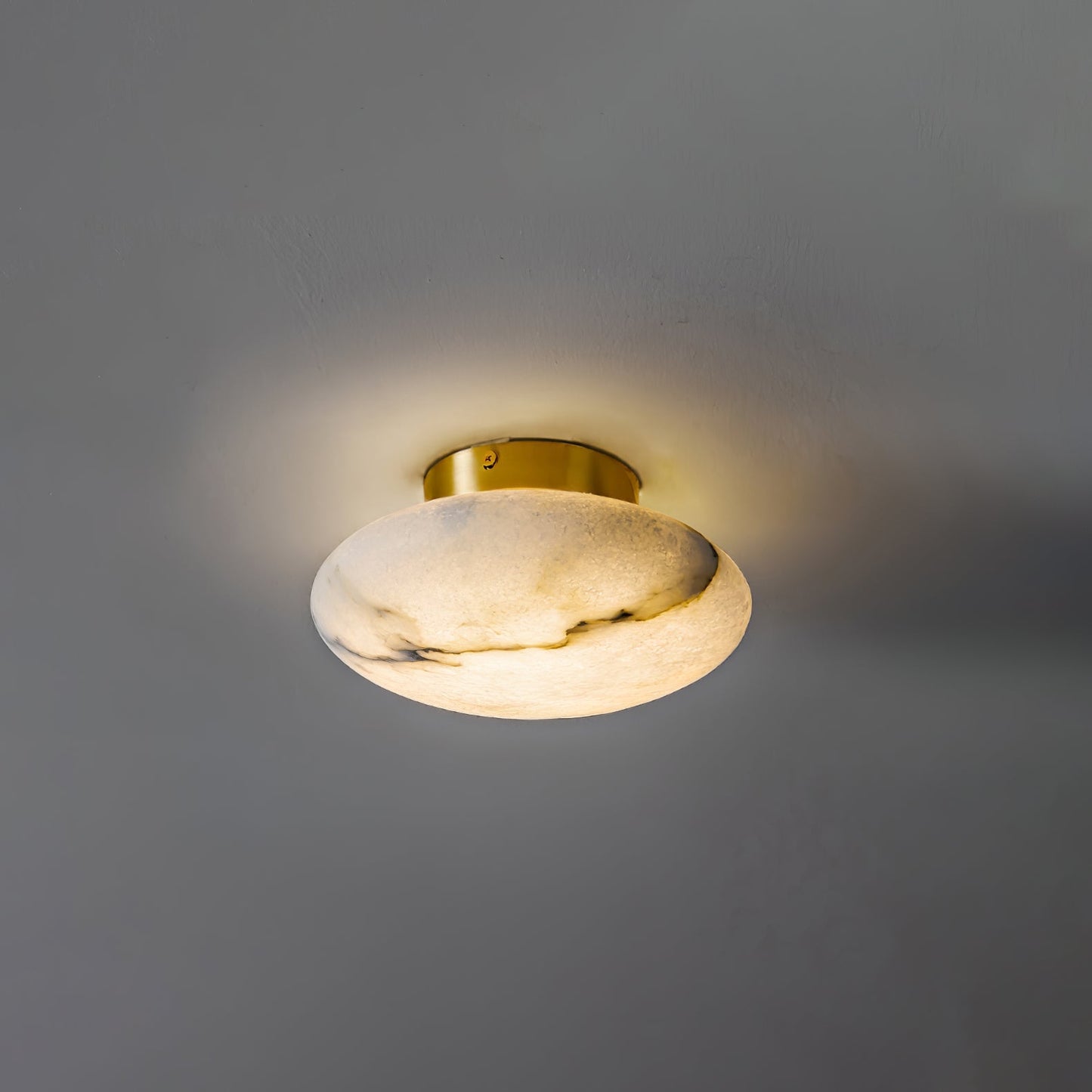 Oval loftslampe i alabast