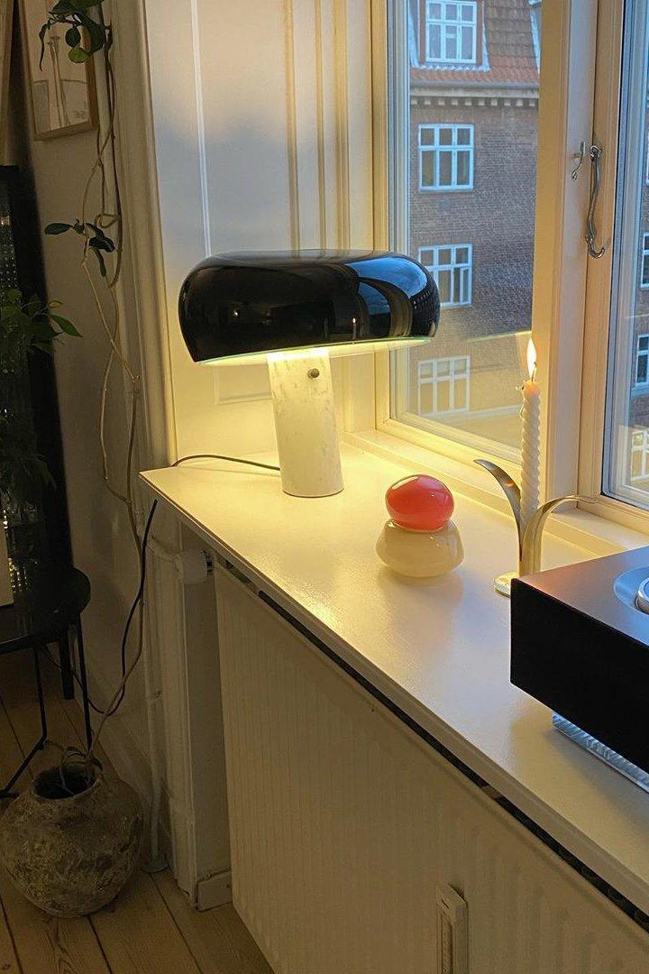 Bordlampe med marmordekoration