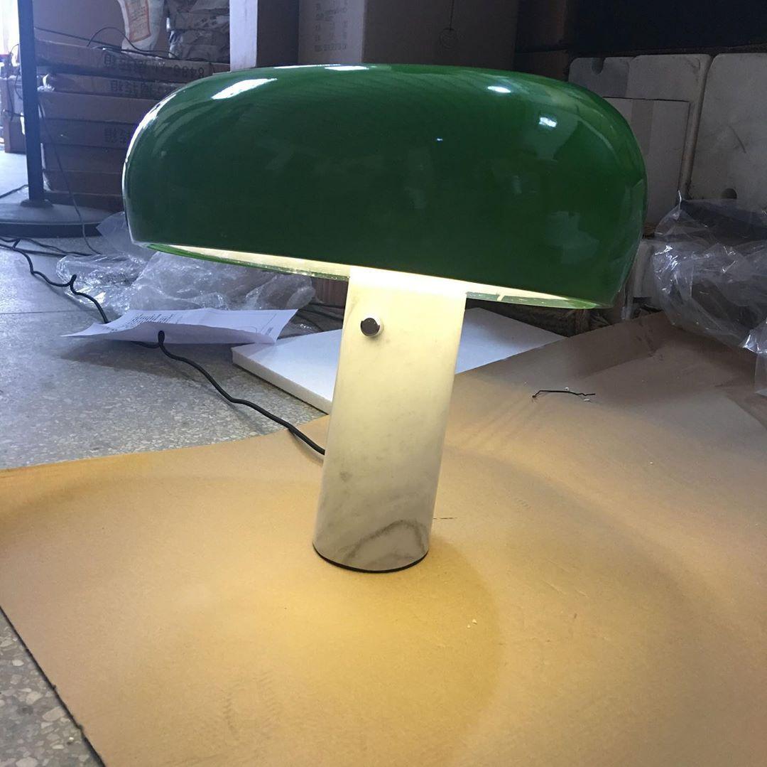 Bordlampe med marmordekoration