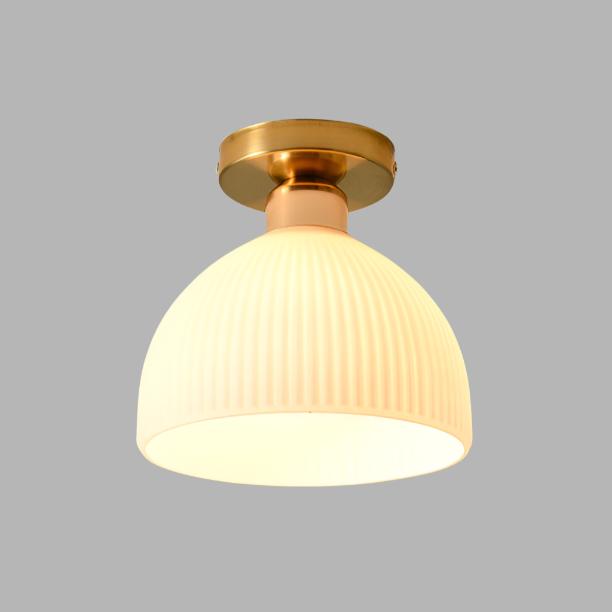 Moderne loftslampe i mælkehvidt glas