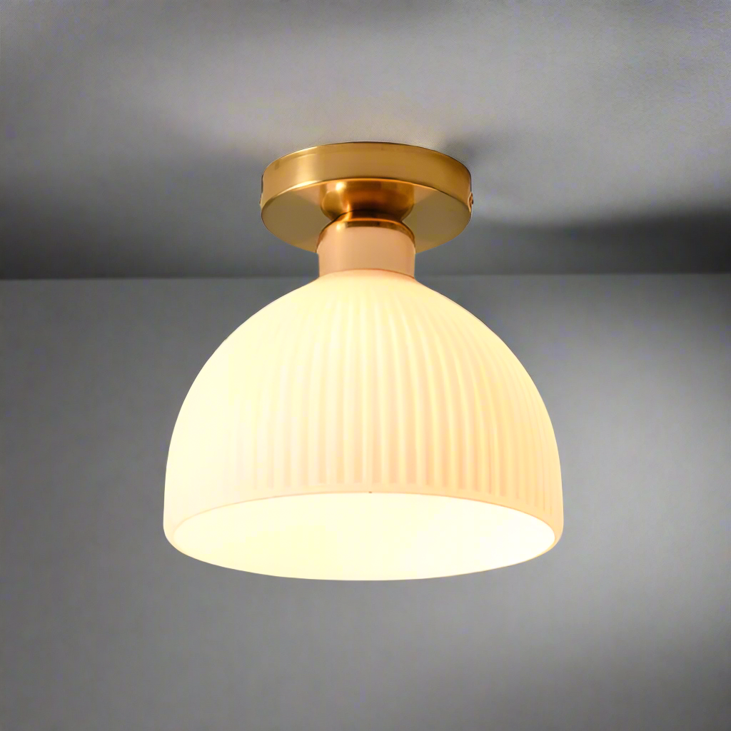 Moderne loftslampe i mælkehvidt glas