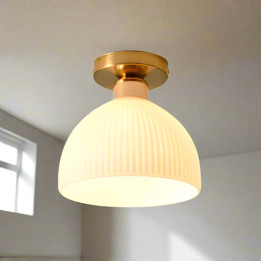 Moderne loftslampe i mælkehvidt glas